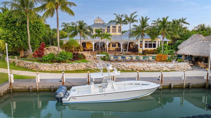 Exterior, Lake