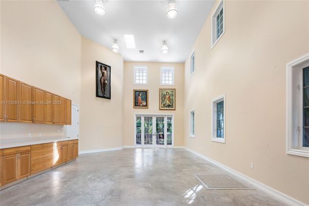 Empty room, Interior