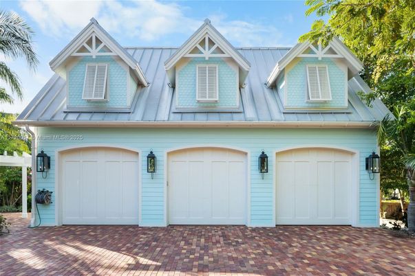 Attached, Exterior, Facade, Queen Anne Victorian