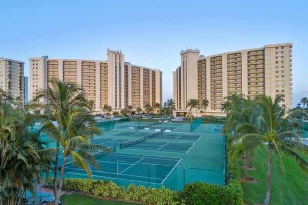 Exterior, Tennis Courts
