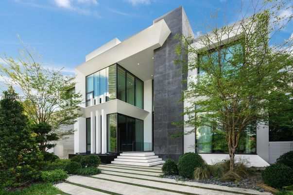 Exterior, Facade, Modern