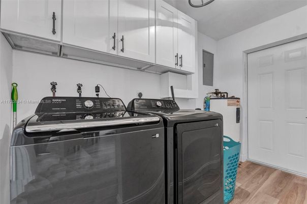 Interior, Washer, Wood Texture Flooring