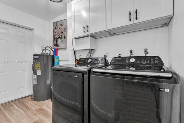 Interior, Washer, Wood Texture Flooring