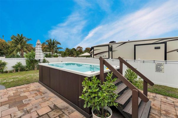 Exterior, Hot Tub