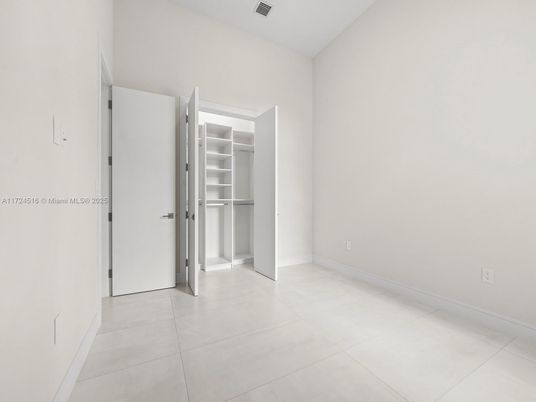 Empty room, Interior