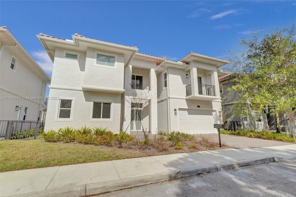 Attached, Exterior, Facade, Mediterranean