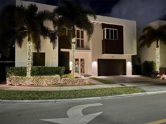 Attached, Exterior, Facade, Modern