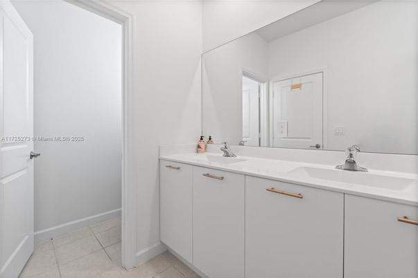 Bathroom, Dual Sink Vanities, Interior
