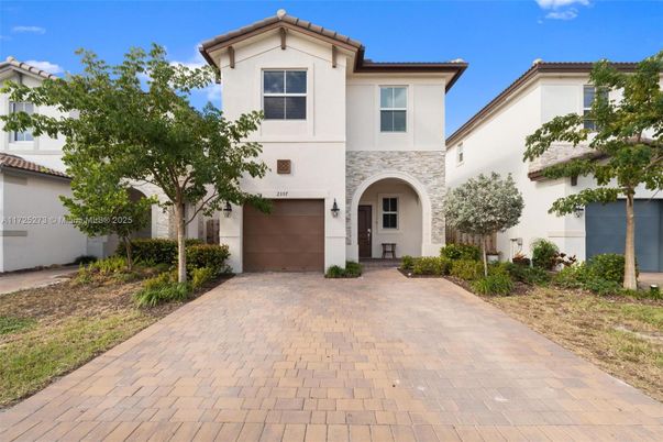 Attached, Exterior, Facade, Mediterranean