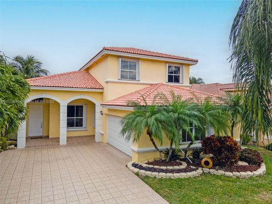 Attached, Exterior, Facade, Mediterranean