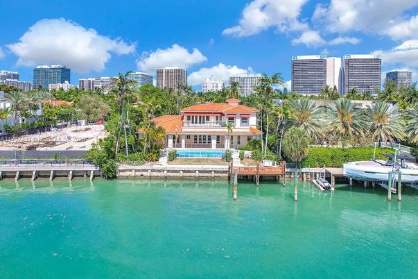 Exterior, Lake