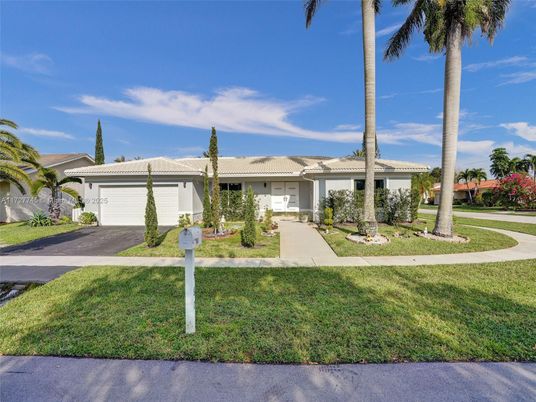 Attached, Exterior, Facade, Ranch