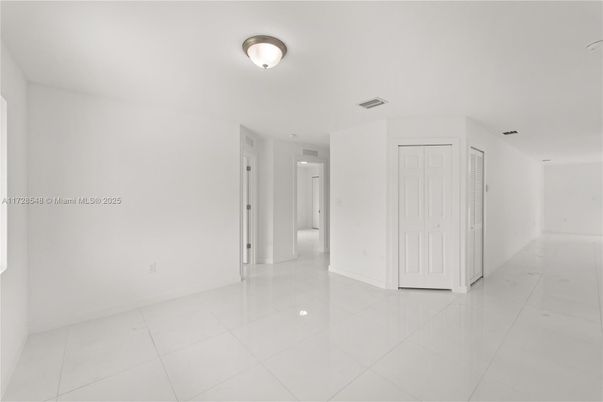 Empty room, Interior