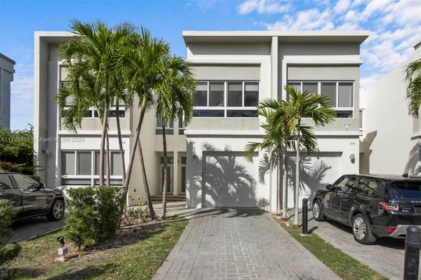 Attached, Exterior, Facade, Modern