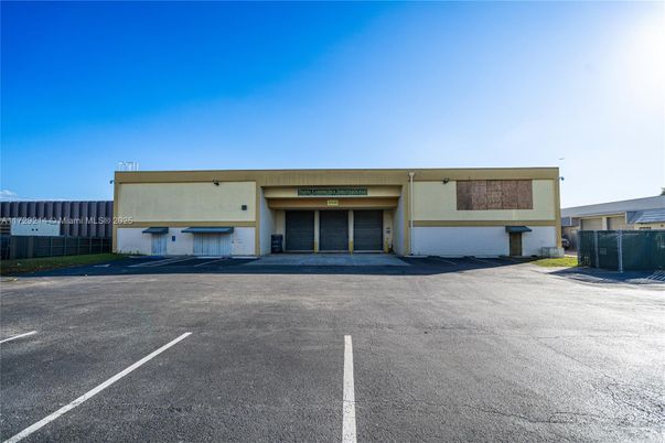 Exterior, Facade, Modern