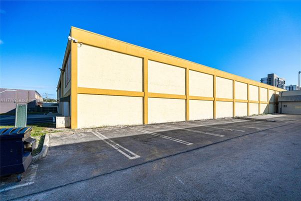 Exterior, Facade, Modern