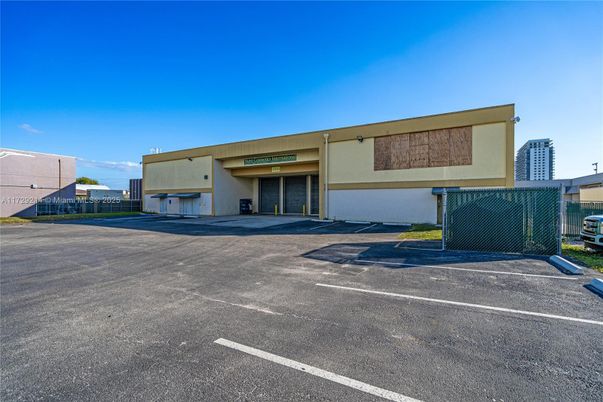 Exterior, Facade, Modern