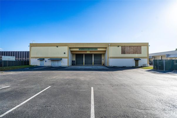 Exterior, Facade, Modern