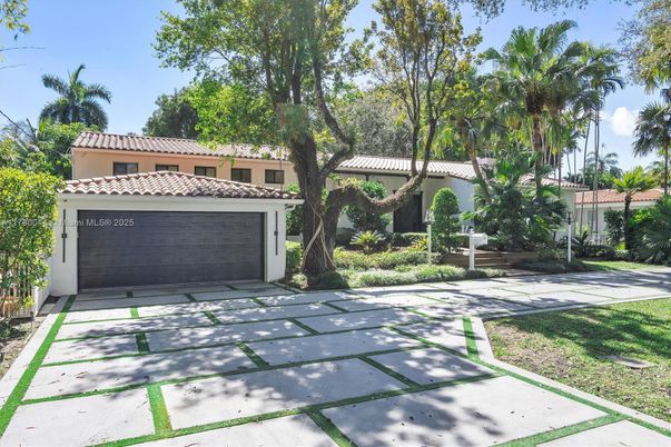 Attached, Exterior, Facade, Mediterranean