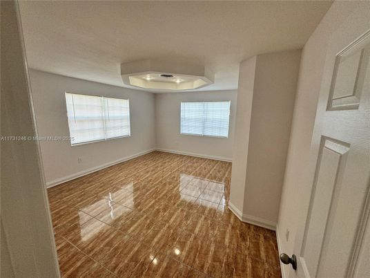Empty room, Interior