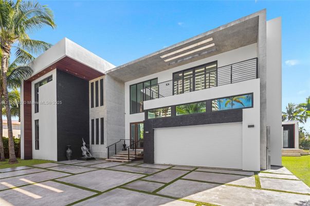 Attached, Exterior, Facade, Modern