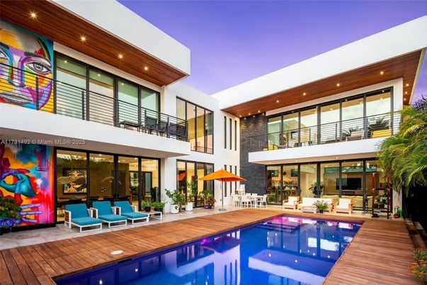 Exterior, Facade, Pool, Modern