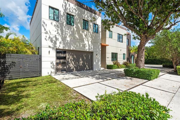 Attached, Exterior, Facade, Modern