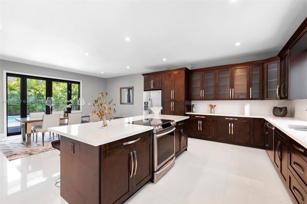 Dining room, Interior, Kitchen, Recessed Lighting, Stainless Steel Appliances