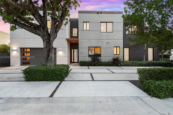 Exterior, Facade, Modern