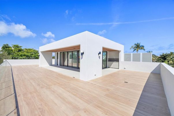 Exterior, Facade, Modern