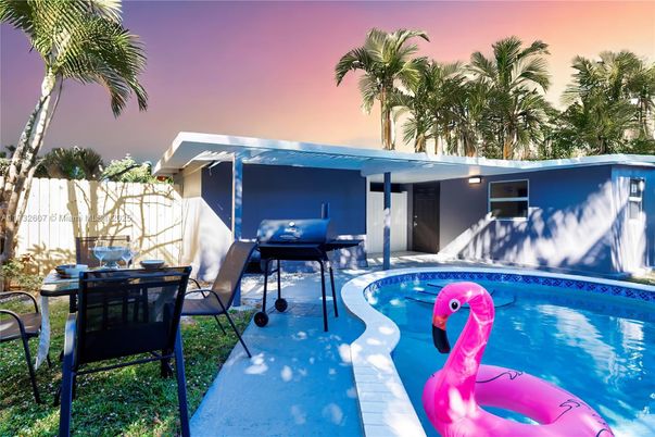 Exterior, Pool