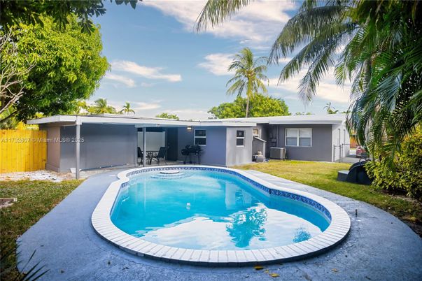 Exterior, Pool