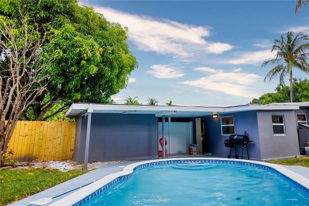 Exterior, Pool
