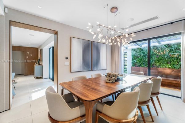 Dining room, Interior, Pendant Lights, Recessed Lighting