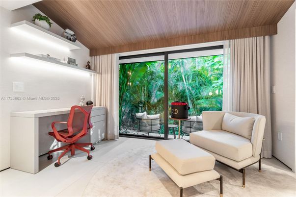 Home Office, Interior