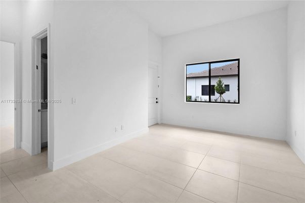 Empty room, Interior