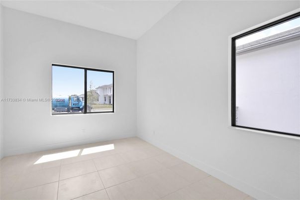 Empty room, Interior