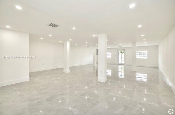 Empty room, Interior, Recessed Lighting