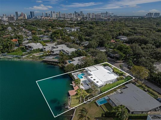 Exterior, Pool, Water