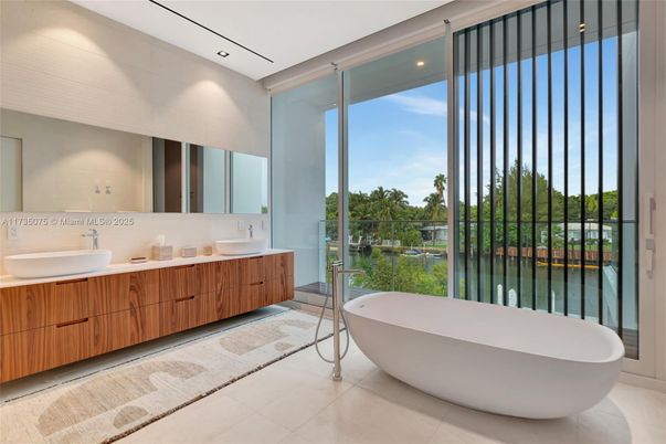 Bathroom, Dual Sink Vanities, Free Standing Baths, Interior, Recessed Lighting