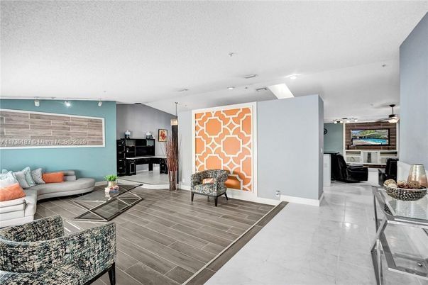Interior, Living room, Pendant Lights, Piano, Recessed Lighting, Wood Texture Flooring