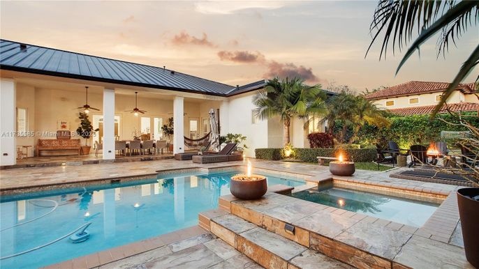 Exterior, Pool