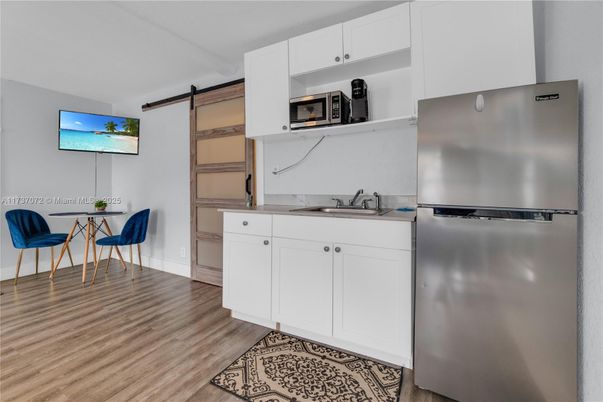 Dining room, Interior, Kitchen, Stainless Steel Appliances, Wood Texture Flooring