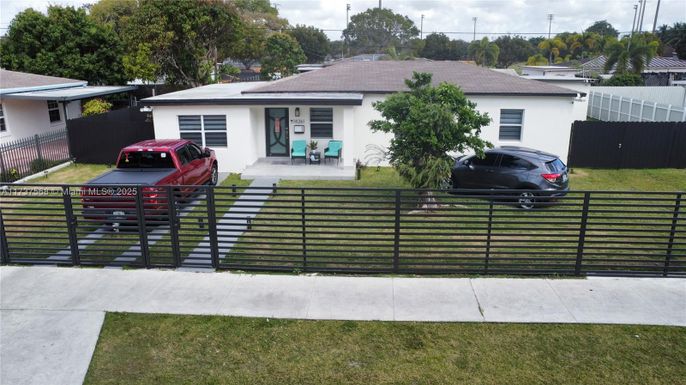 Exterior, Facade, Ranch
