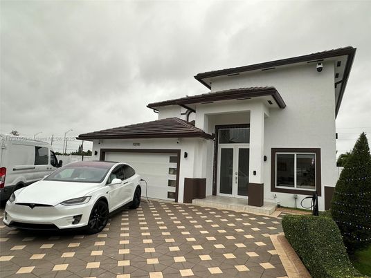 Attached, Exterior, Facade, Mediterranean