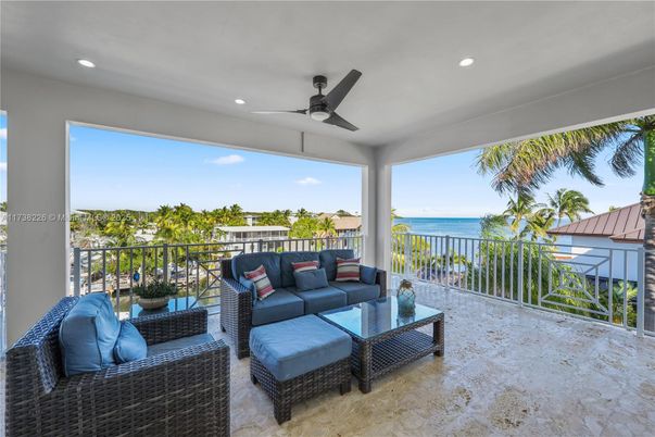 Exterior, Living room, Recessed Lighting, Water