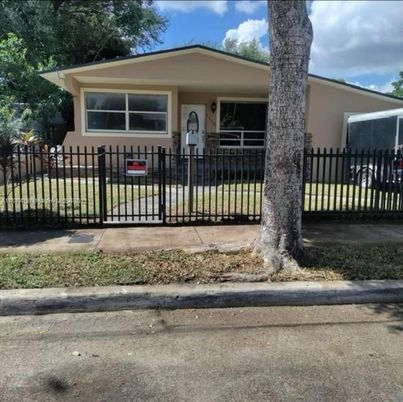 Exterior, Facade, Ranch