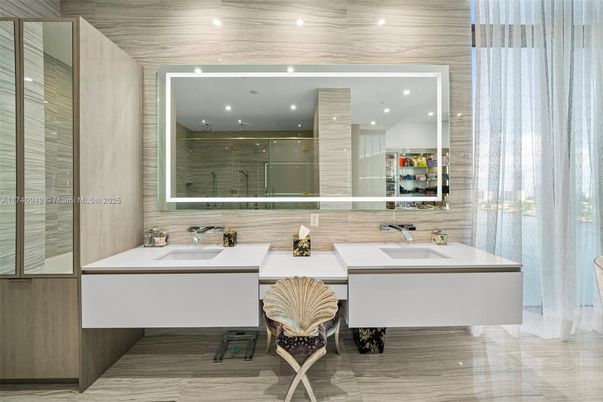 Bathroom, Dual Sink Vanities, Interior, Recessed Lighting