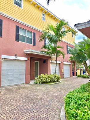 Attached, Exterior, Facade, Mediterranean