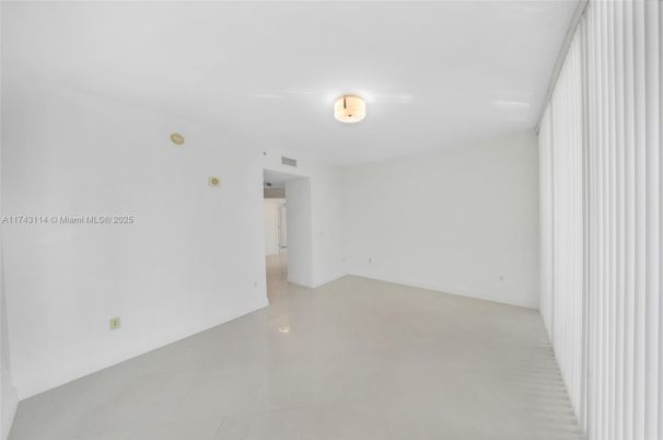 Empty room, Interior